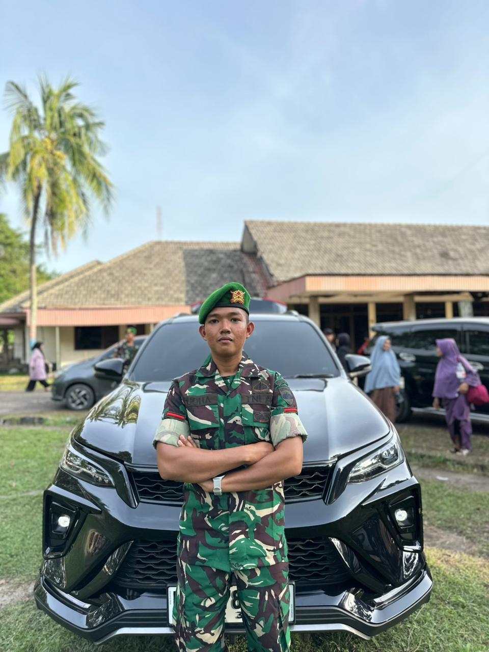 Alumni Nawasena mengenakan seragam TNI AD dengan baret hijau