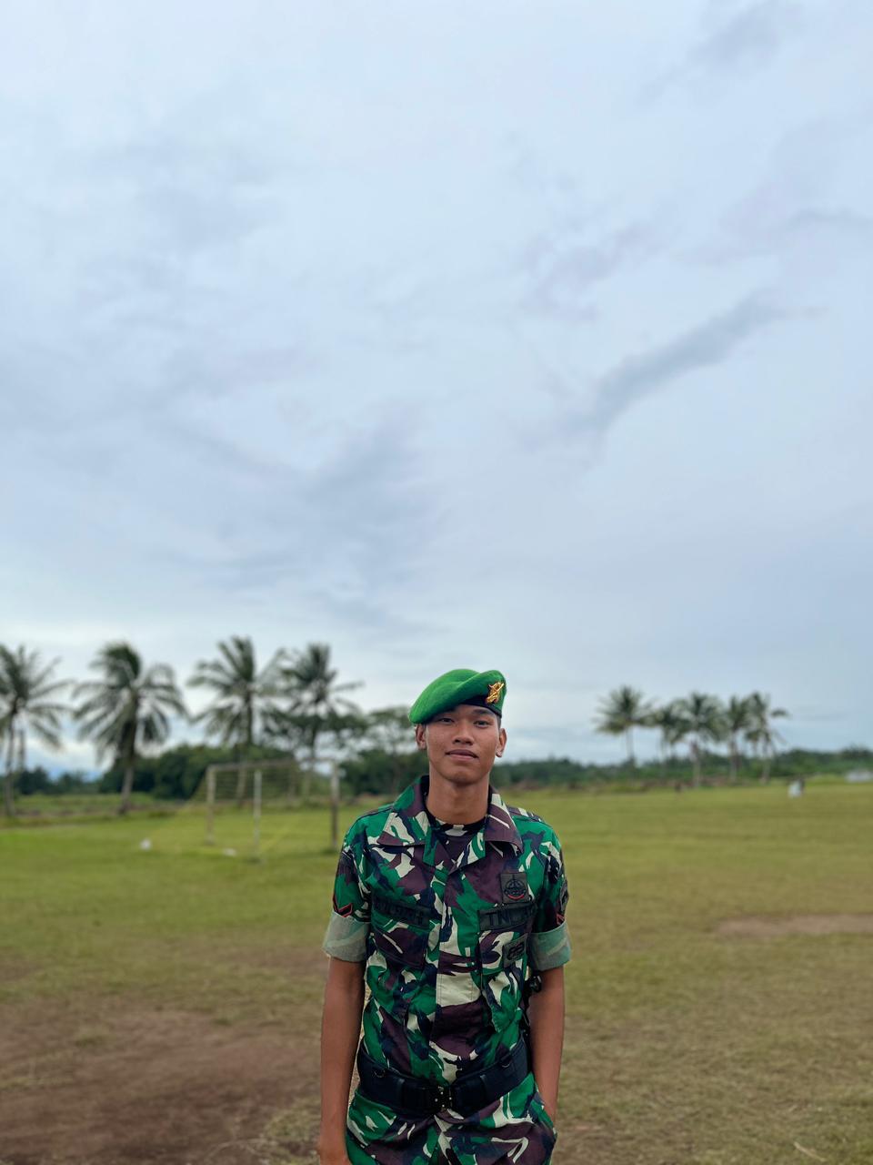Alumni Nawasena TNI AD berdiri di lapangan