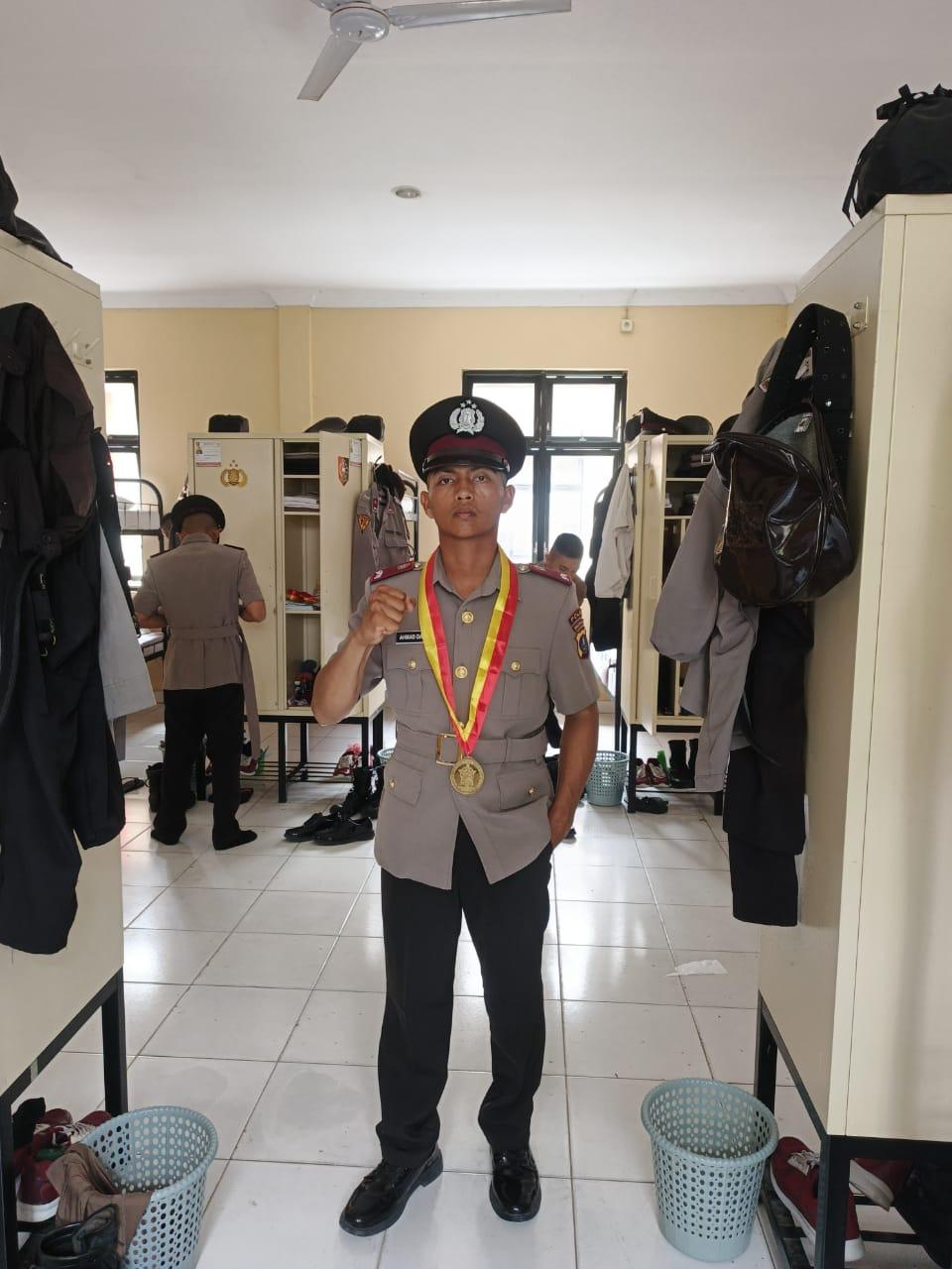 Alumni Nawasena lulus Polri dengan seragam dinas dan medali